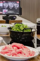 싱싱한 채소와 고기가 어우러진 샤브샤브 상차림